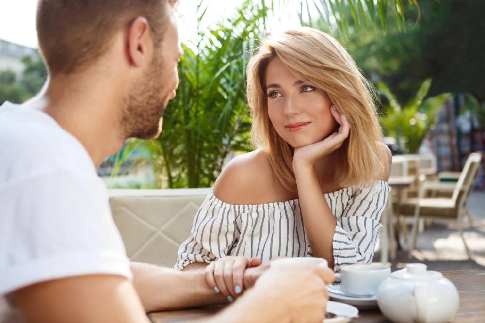 Zwei Personen haben ihr erstes Date