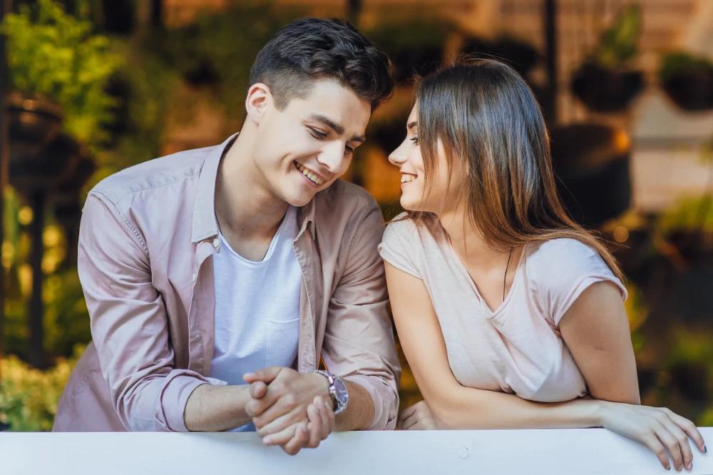 Zwei Personen haben ein Date